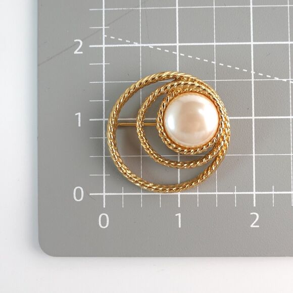 VTG Monet Brooch Gold Tone Circular with Faux Pearl Pin - Picture 9 of 9